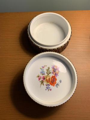 Roses on top of trinket box