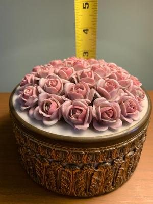 Roses on top of trinket box