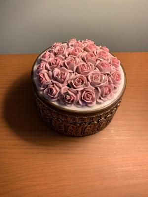 Roses on top of trinket box