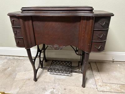 Beautiful Vintage Treadle Sewing Machine