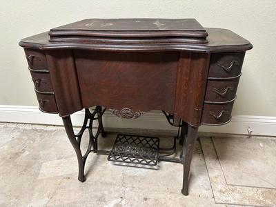 Beautiful Vintage Treadle Sewing Machine