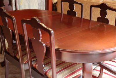 Beautiful Dining Table with (6) Chairs & (1) Leaf