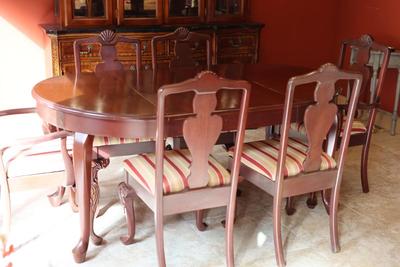 Beautiful Dining Table with (6) Chairs & (1) Leaf