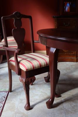 Beautiful Dining Table with (6) Chairs & (1) Leaf