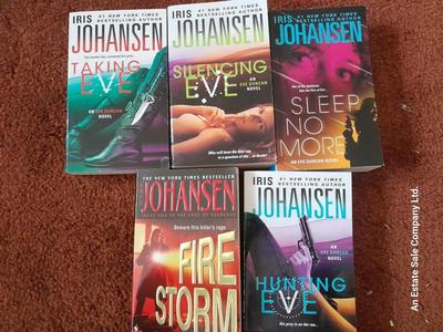 Assortment of softback books - Iris Johansen