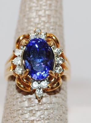 14 k---Size 8 Oval Deep Blue Stone Ring with 12 Clear Stones Surround Ring (7.1g)