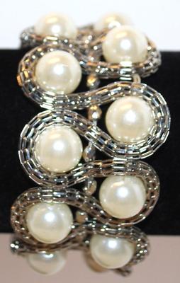 20 Pearls Style Expandable Bracelet in a Swirl Band 6"