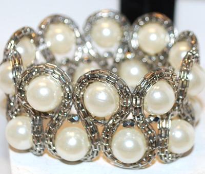20 Pearls Style Expandable Bracelet in a Swirl Band 6"