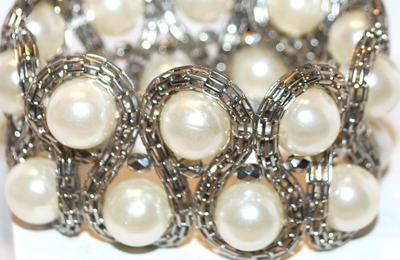 20 Pearls Style Expandable Bracelet in a Swirl Band 6"