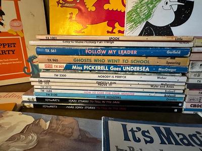 ASSORTMENT OF CHILDREN'S VINTAGE BOOKS