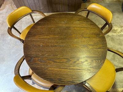 POKER/GAME TABLE WITH 4 CHAIRS ON CASTERS