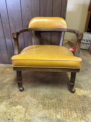 POKER/GAME TABLE WITH 4 CHAIRS ON CASTERS