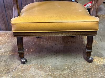 POKER/GAME TABLE WITH 4 CHAIRS ON CASTERS