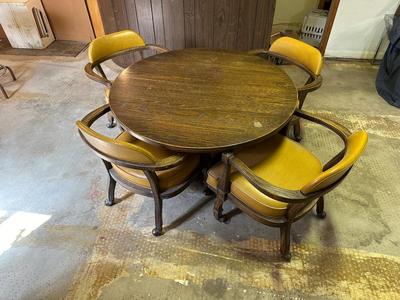 POKER/GAME TABLE WITH 4 CHAIRS ON CASTERS