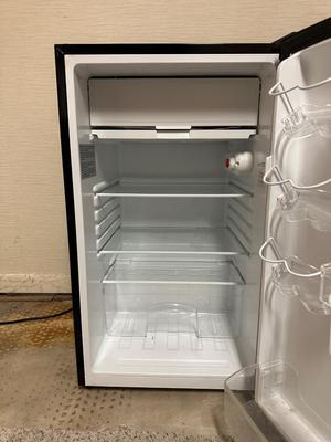 MAGIC CHEF 4.4 CU FT COMPACT REFRIGERATOR