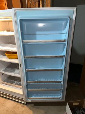 GENERAL ELECTRIC UPRIGHT FREEZER