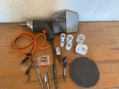 BLACK & DECKER CORDED DRILL AND SEVERAL DIFFERENT BITS
