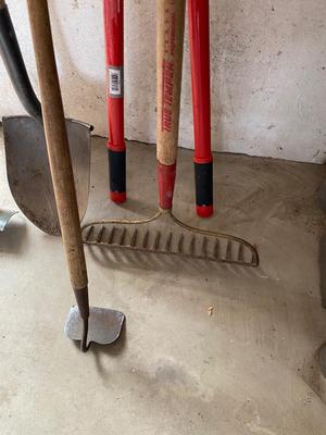YARD AND GARDEN HAND TOOLS