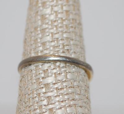 Size 7 "Avon" Marked 5 Black Inlays Ring on Gold Tone Band (3.1g)