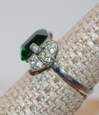 Size 7Â¼ Vintage Emerald Cut Green Stone with 12 Side Accent Stones on a Silver Tone Band (3.1g)