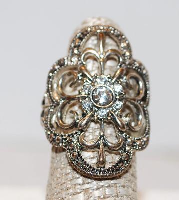 Size 6 Vintage Oval Silver Tone Ring with Center Stone and 6 Accent Stones Surround (8.9g)