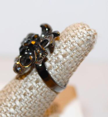 Size 7 Bowtie Split-Band Ring with Centered 5 Black Stones and Clear Stones Surround (9.4g)