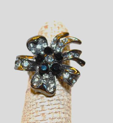 Size 7 Bowtie Split-Band Ring with Centered 5 Black Stones and Clear Stones Surround (9.4g)