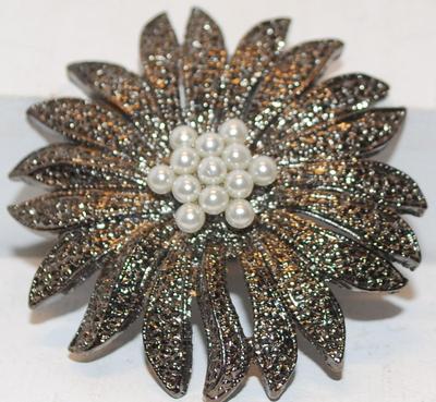 13 Pearls with Dark Gold Tone Flower Star Pin 1½
