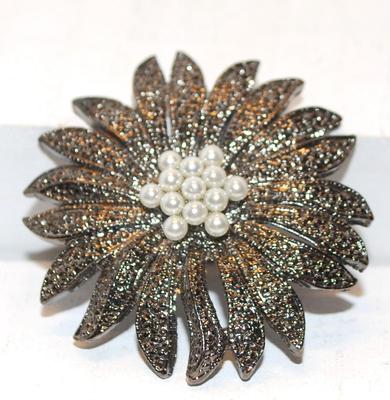 13 Pearls with Dark Gold Tone Flower Star Pin 1Â½