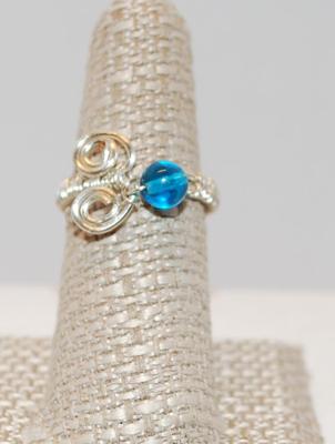 Size: 5¼ Fly Shape Design with Teal Colored Stone on Silver Tone Wired Setting Ring (2.5g)