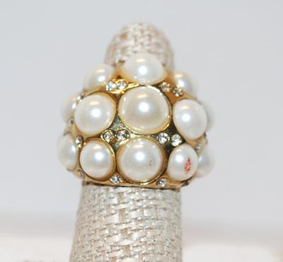 Size 7 Showy Ring with 15 Pearl-Style Sones and Tiny Sparkle Stones Embed (25.0g)