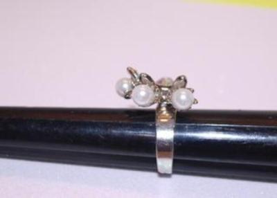 Three Pearls and a Rhinestone Flower Style Silver Tone Ring Setting (5.9g) Size: 8