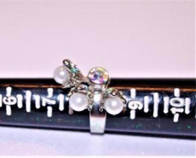 Three Pearls and a Rhinestone Flower Style Silver Tone Ring Setting (5.9g) Size: 8
