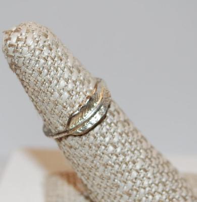 Size 7 Vintage Branch-Designed Ring - Very Gentle Thin Band (2.0g)