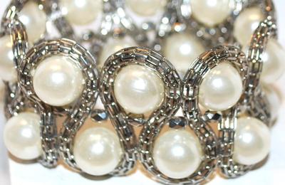 20 Pearls Style Expandable Bracelet in a Swirl Band 6