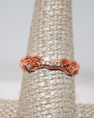 Size 9 Clear Stone Bridge Style Ring with Pink/Orange Side Stones (2.5g)