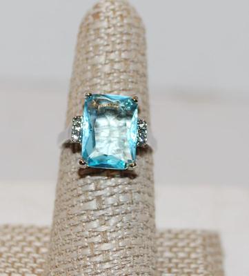 Size 7 Â¼ Large Clear Blue Emerald Cut Stone Ring with 6 Tiny Accent Stones (5.1g)