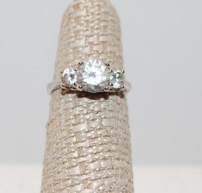 Size 6 Wedding Ring Style with Nice Center Stone and 2 Smaller Accent Stones (3.2g)
