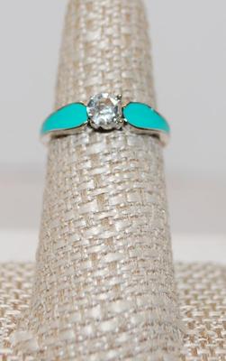 Size 7 Round Cut Clear Stone Ring with 2 Aqua Side Inlays (2.5g)