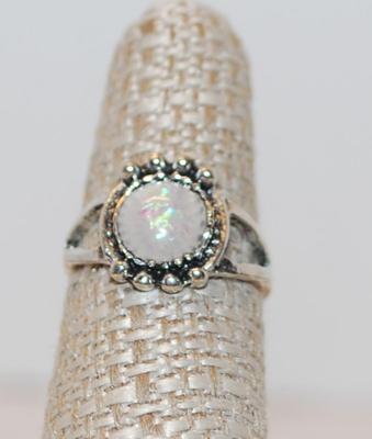Size 7 Round Irridescent Moonstone Ring with 8 Spheres Surround (2.3g)