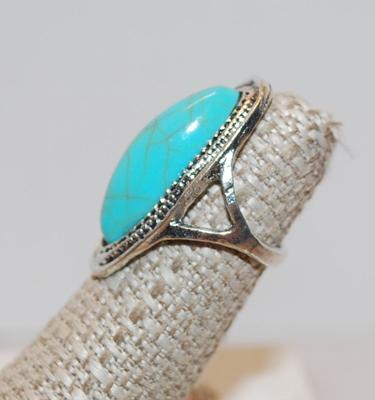 Size 5¾ Large Oval Turquoise-Styled Ring with Silver Tone Rope Surrounds (5.6g)