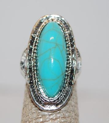 Size 5¾ Large Oval Turquoise-Styled Ring with Silver Tone Rope Surrounds (5.6g)