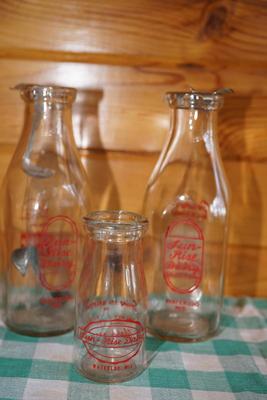 GROUPING THREE VINTAGE MILK BOTTLES FROM SUN-RISE DAIRY WATERLOO ACL LABELS