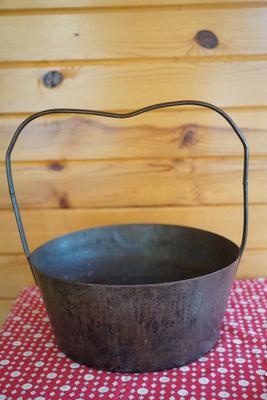 MOST UNIQUE 19TH CENTURY HAND FORGED HEART HANDLED COOKING POT