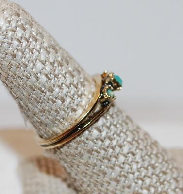 Size 8 Ring 3 Sea Foam Green Stones on a Grooved Gold Tone Band (2.3g)