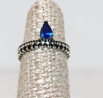 Size 6 Single Pear Shape Dark Blue Stone Ring on a Silver Tone Pointed Band (1.9g)