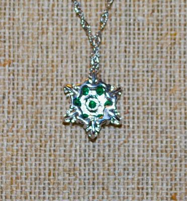 7 Round-Cut Green Stones Snowflake .925 Silver PENDANT (Â¾