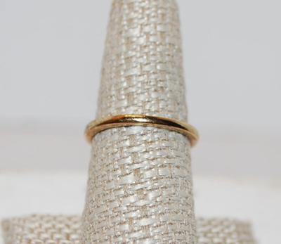Size 8¼ Engagement Style 3 Clear Stones Ring on Gold Tone Band (2.2g)
