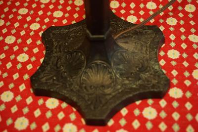 ANTIQUE EARLY 1900'S SLAG GLASS LAMP W/ ORNATE FILLIGREE METAL WORK