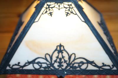 ANTIQUE EARLY 1900'S SLAG GLASS LAMP W/ ORNATE FILLIGREE METAL WORK